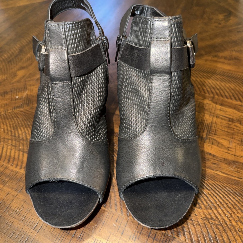 Frye Brielle Ankle Strap Black Leather Sandal Wedge Heel Size 7.5M - Picture 2 of 10